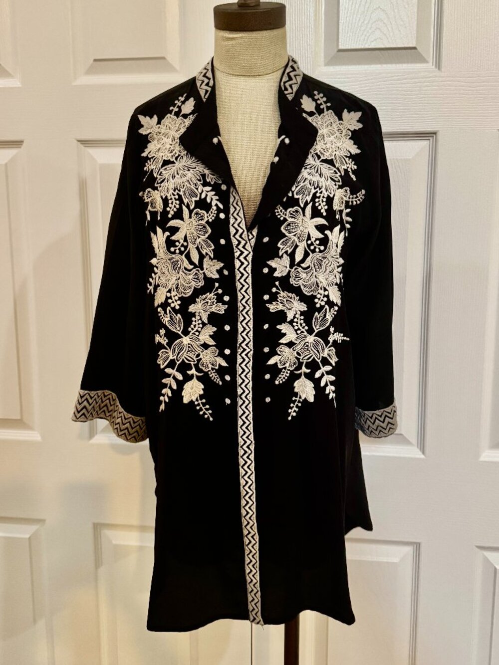 Johnny Was Workshop, Black Silk Embroidered Tunic, Long Sleeve Top, Size S